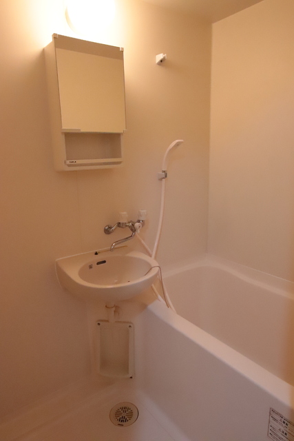 バス・シャワールーム　☆浴室に鏡があります☆