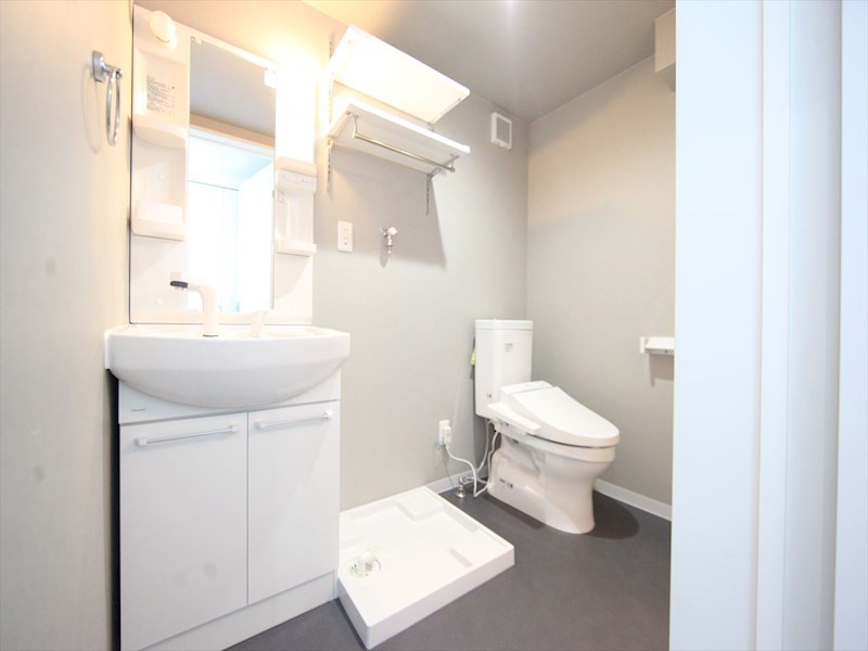 洗面設備　脱衣所　独立洗面台（シャンプードレッサー付）　同仕様写真