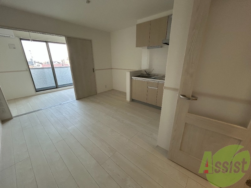 居室・リビング　８．２帖のＬＤＫです。白を基調とした空間がオシャレです。