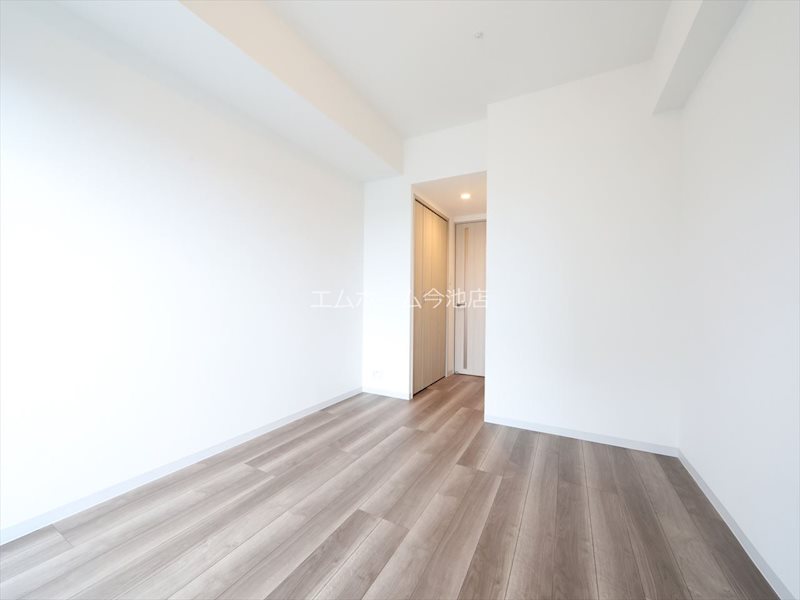 居室・リビング　洋室7.3帖　エアコン完備　バルコニーに面しています