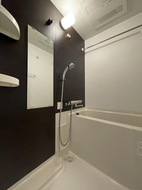 バス・シャワールーム　同物件別部屋写真