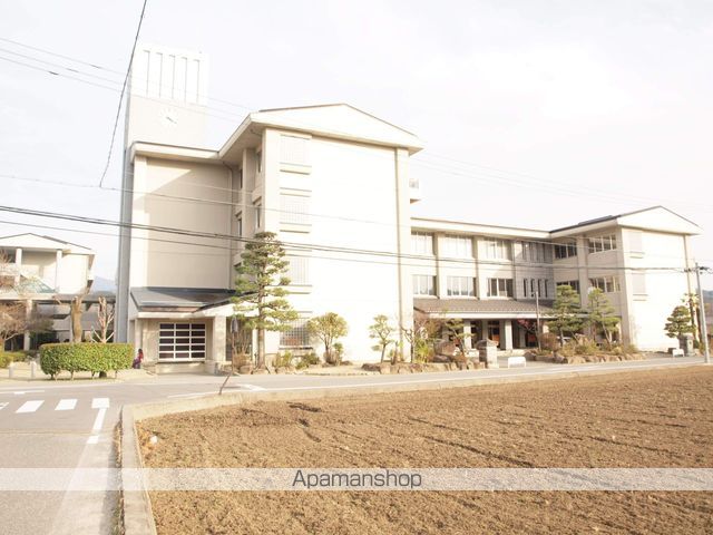 中学校　緑ケ丘中学校（中学校）まで636m