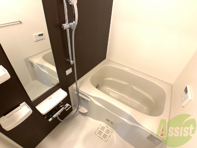 バス・シャワールーム　こちらはお風呂。一日の疲れをここで癒してください。