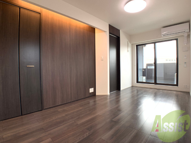 居室・リビング　７帖の洋室です。広々として、きれいですね。