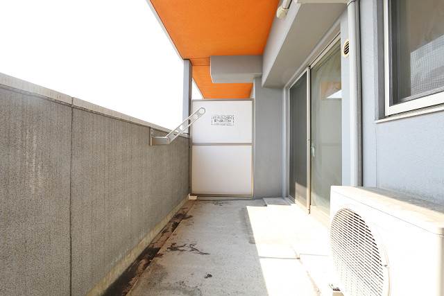 バルコニー　天気の良い日の洗濯物はこちらへ