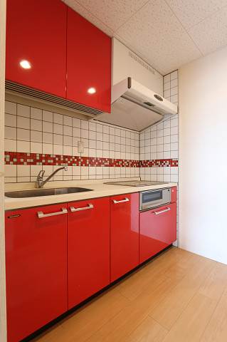 キッチン　上下に収納があり使い勝手が良いですね