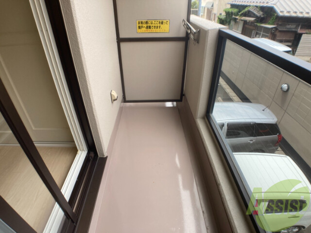 バルコニー　バルコニーは広々で、洗濯物を干すときも楽そうです。