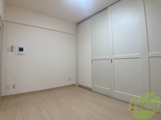 居室・リビング　６帖ある洋室は、リビングにいかがでしょうか。