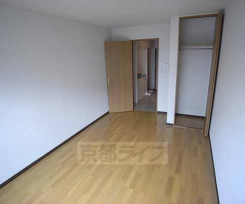 居室・リビング　洋室は７．３帖と充分な広さです