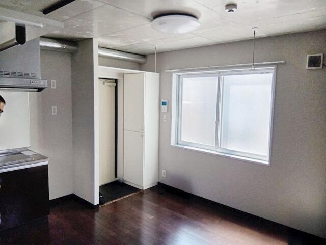 居室・リビング　落ち着いた色調の洋室です