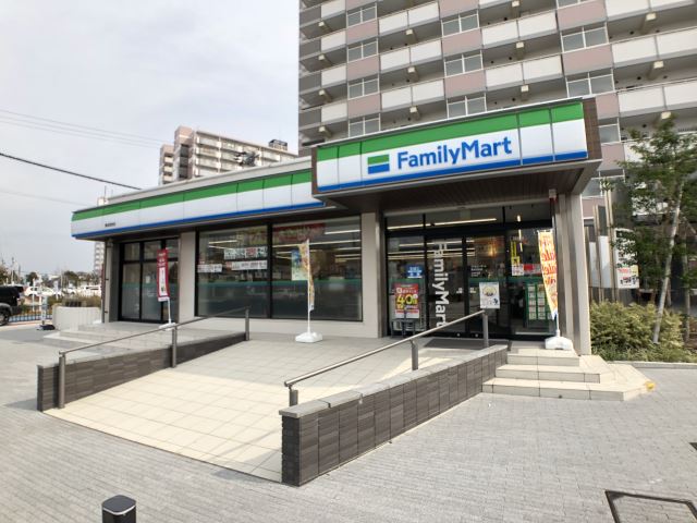 コンビニ　ファミリーマート（コンビニ）まで330m