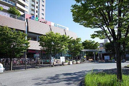 その他共有部分　毎日のお買い物に便利な「コープ仁川駅前」／徒歩約１分（約１０