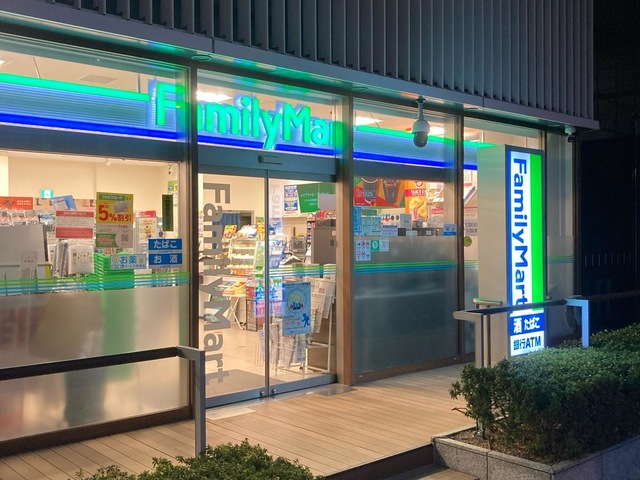 コンビニ　ファミリーマート田町東口店（コンビニ）まで176m