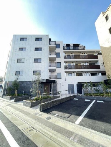 建物外観　鉄筋コンクリート造のがっちりとした建物。