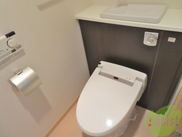 トイレ　ウォシュレット機能が付いておりとても綺麗です。