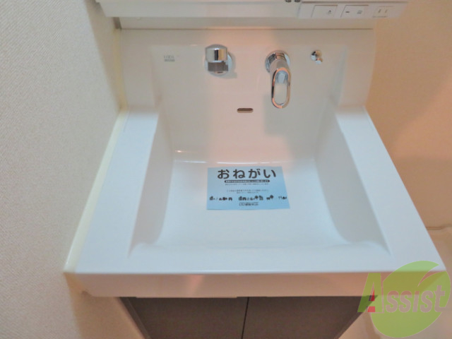 洗面設備　独立洗面台になっていて収納スペースも十分にあります。