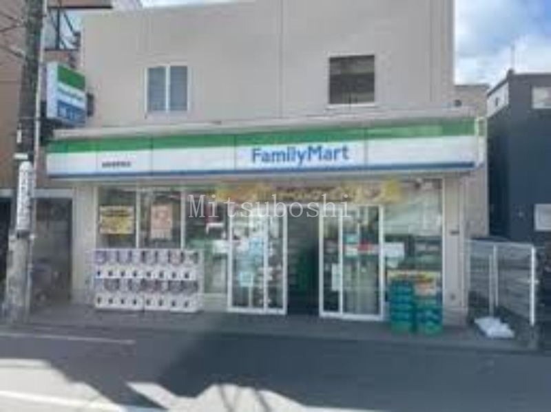 コンビニ　ファミリーマート南新宿駅前店（コンビニ）まで69m