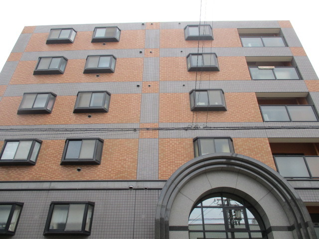 建物外観　タイル張りの綺麗な外観です