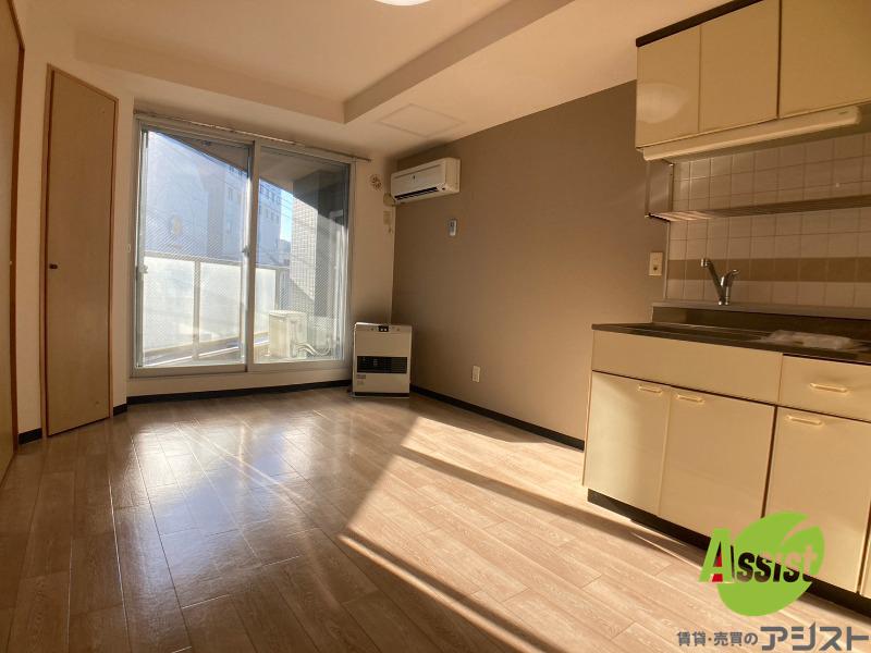 居室・リビング　７．６帖のダイニングキッチン。ご飯を食べるお部屋ですね。