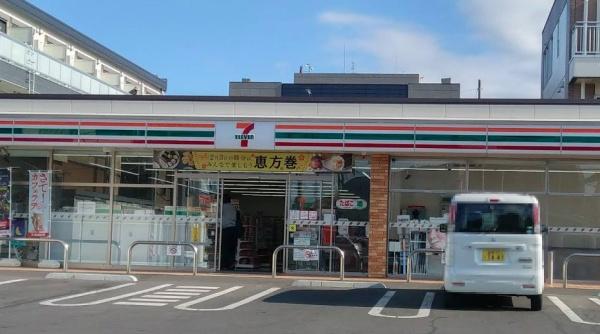 コンビニ　セブンイレブン大和上草柳店（コンビニ）まで371m
