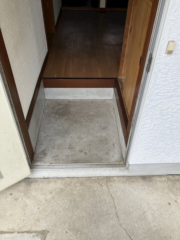 八向田アパートの玄関写真
