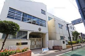 小学校　新宿区立戸塚第三小学校（小学校）まで486m
