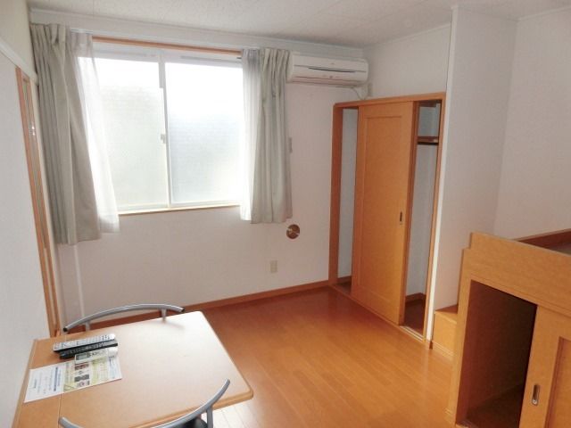 居室・リビング　家具家電付きのお部屋です。