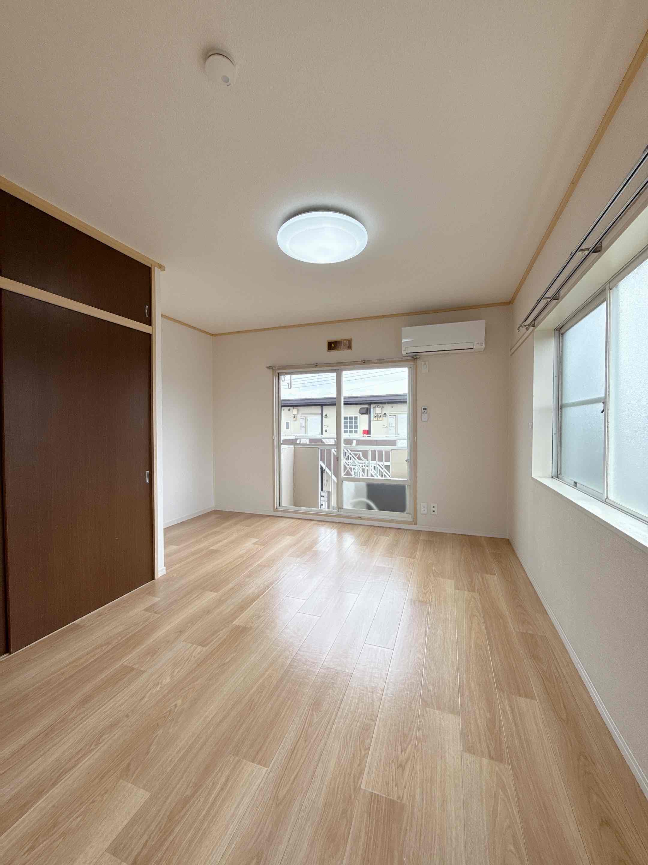 居室・リビング　南面と西面の２面に窓があり明るいお部屋です。