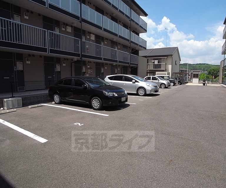 【京都市伏見区桃山町大島のマンションの駐車場】