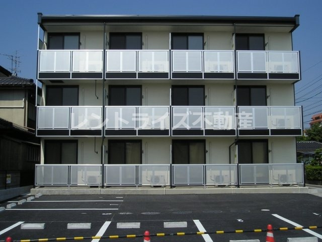 稲沢市小沢のマンションの建物外観