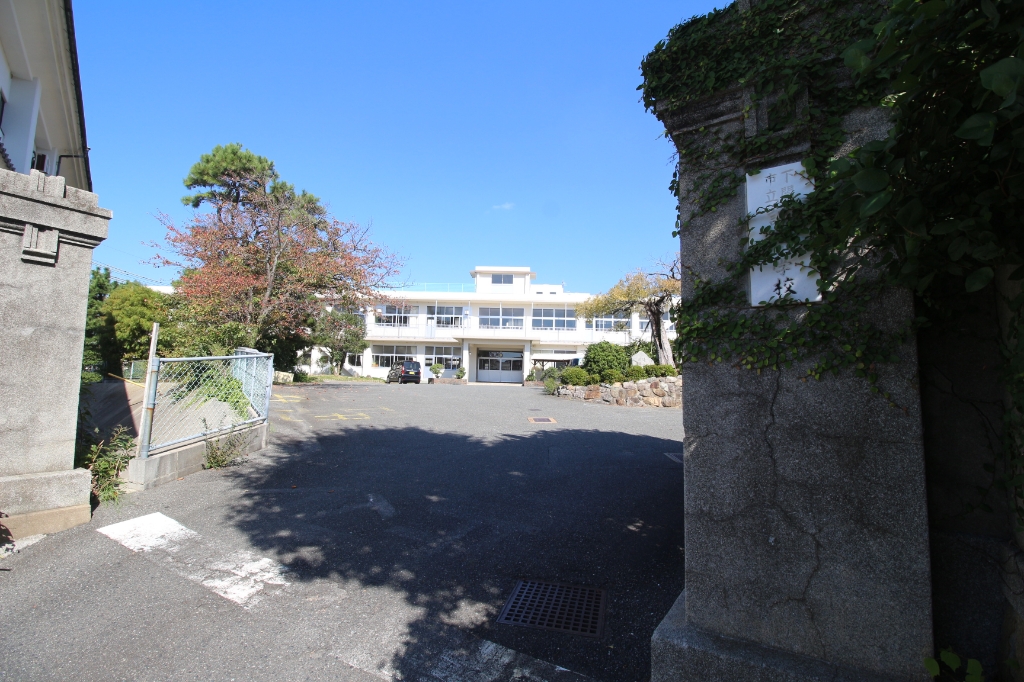 【ヒルズ梅ヶ峠の小学校】