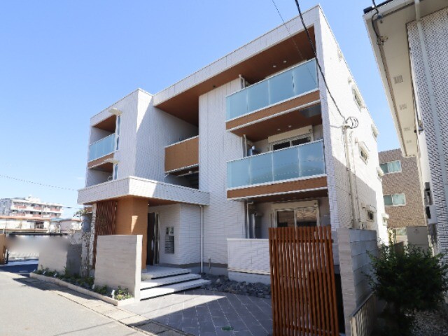 【小山市駅東通りのアパートの建物外観】