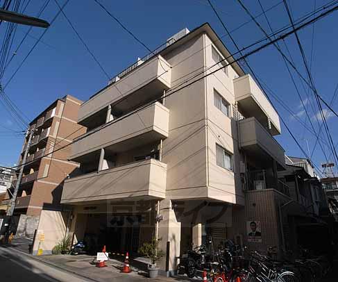 京都市東山区山田町のマンションの建物外観