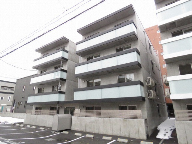 札幌市豊平区平岸一条のマンションの建物外観