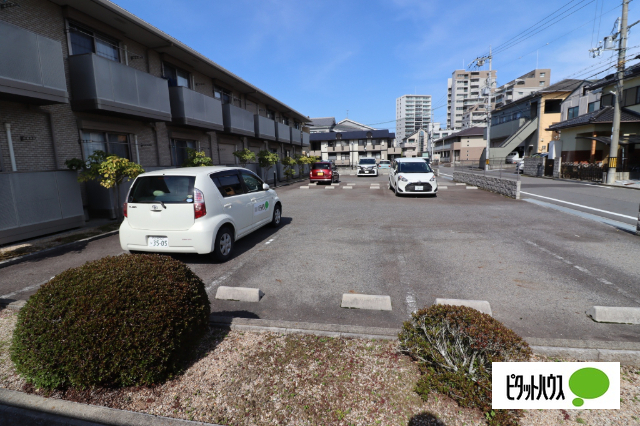 【近江八幡市中村町のアパートの駐車場】