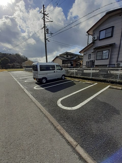 【プラティーク　Iの駐車場】