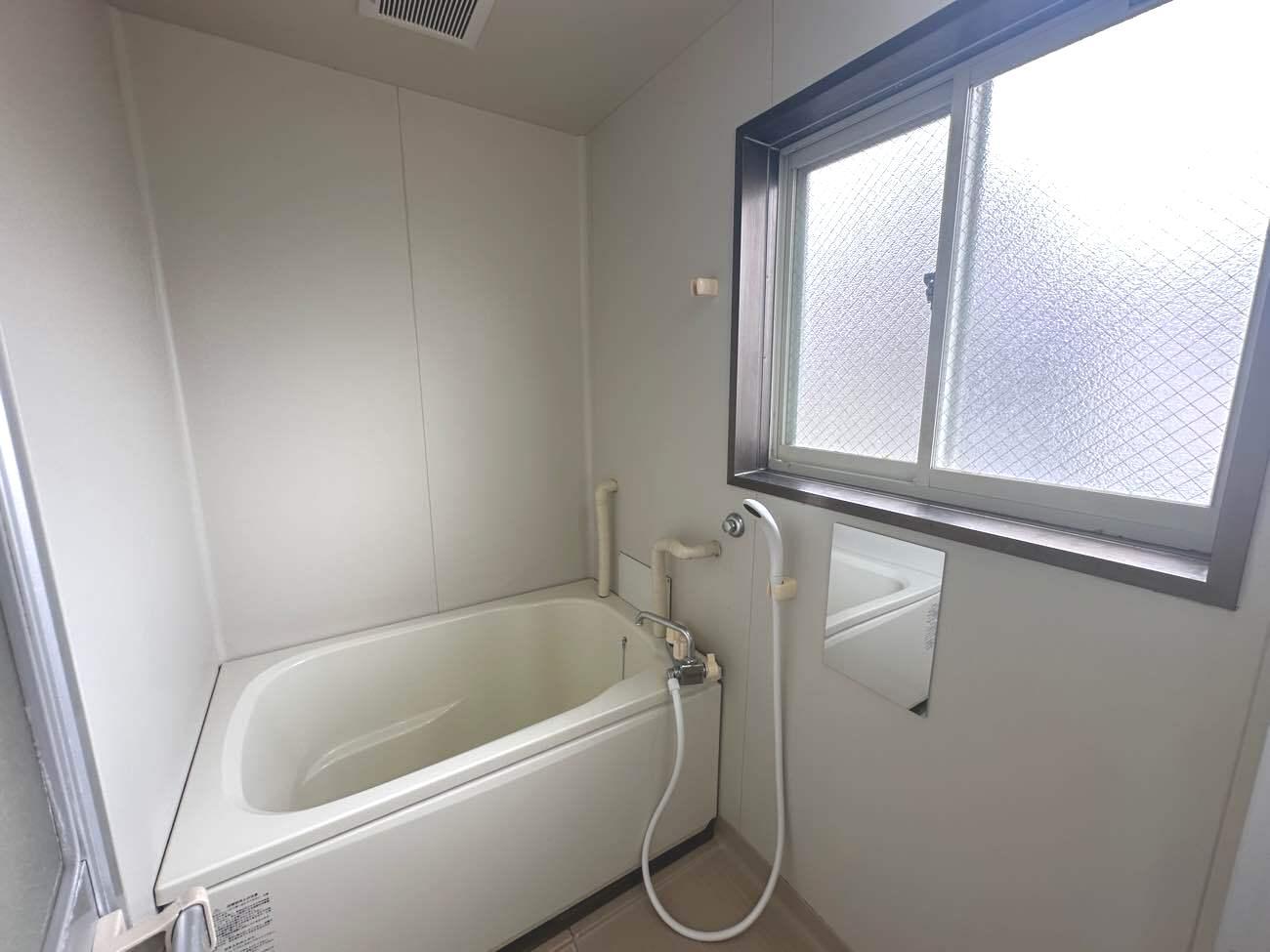 バス・シャワールーム　窓付きのお風呂です
