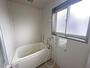 バス・シャワールーム　窓付きのお風呂です