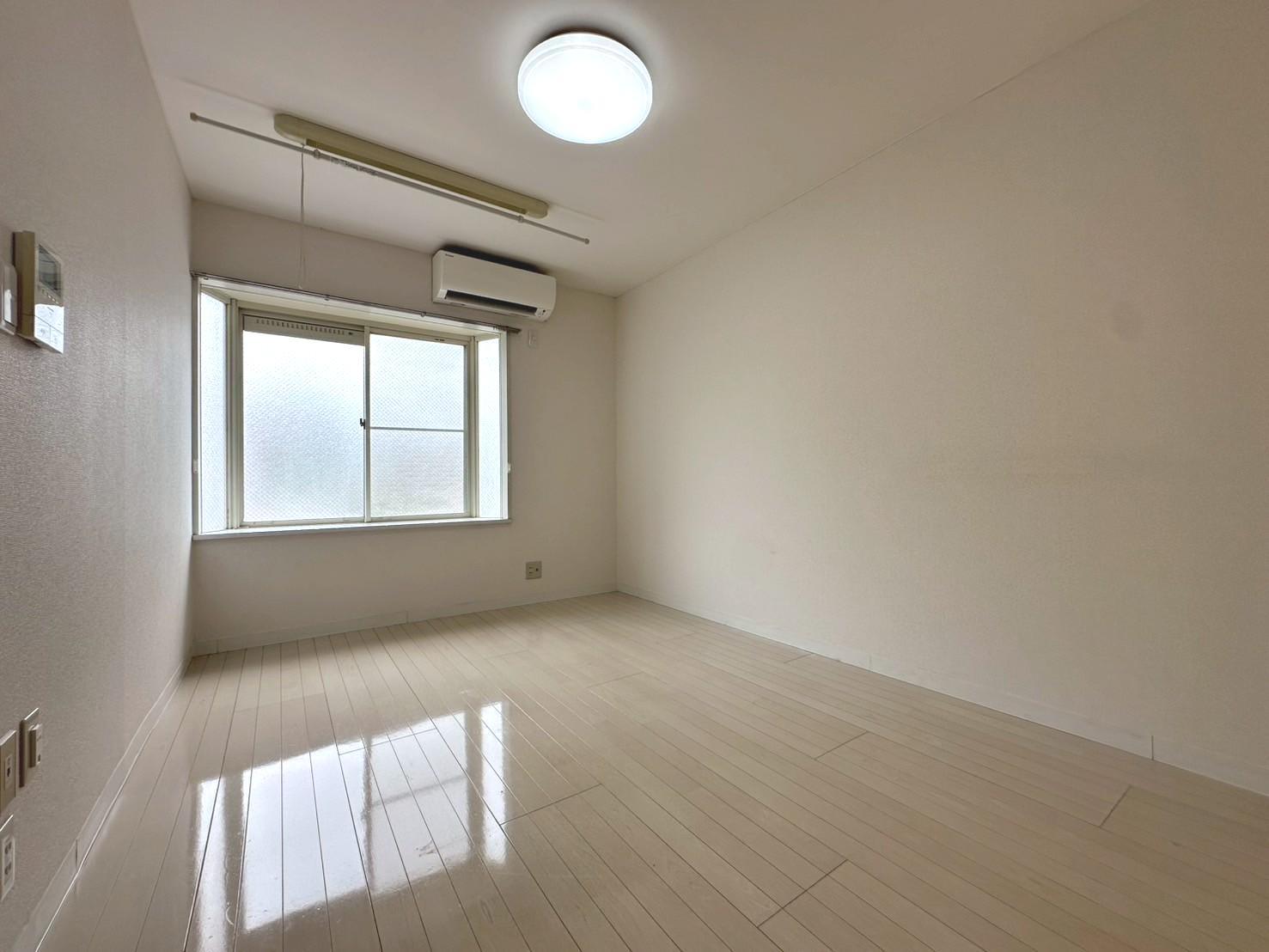 居室・リビング　エアコン付きの洋室です