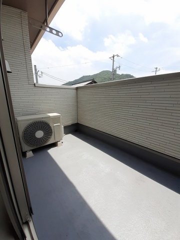 【岡山市南区植松のアパートのバルコニー】
