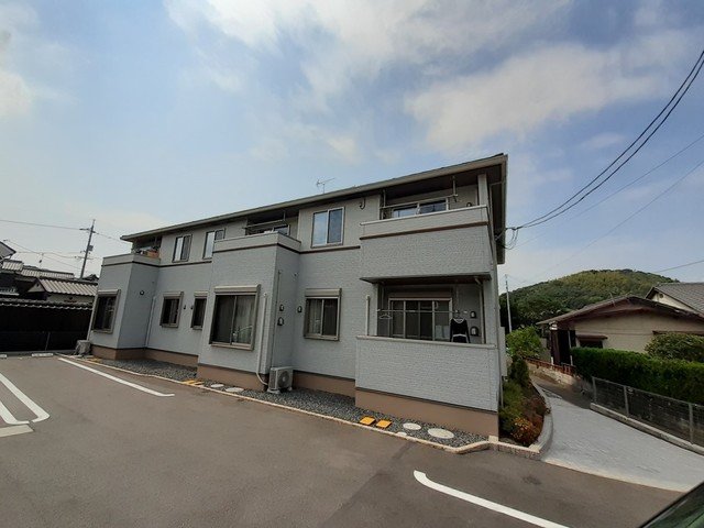 【岡山市南区植松のアパートの建物外観】