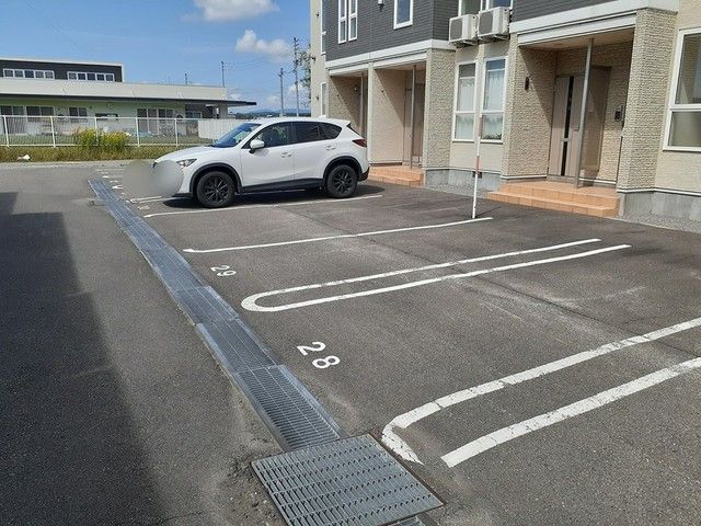 【深川市北光町のアパートの駐車場】