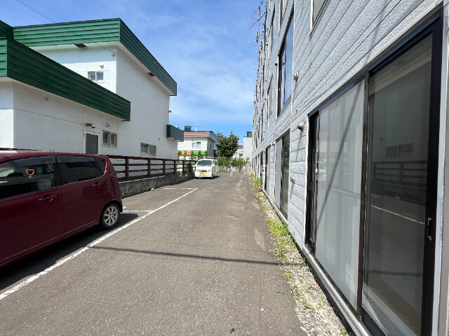 【札幌市東区本町一条のマンションの駐車場】