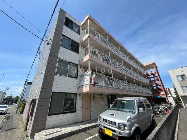 札幌市東区本町一条のマンションの建物外観