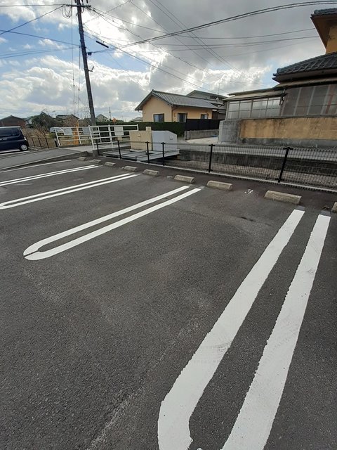 【出雲市稲岡町のアパートの駐車場】