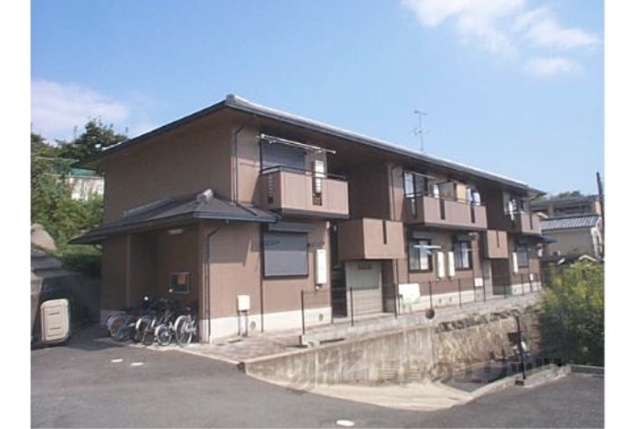 【京都市伏見区深草石峰寺山町のアパートの建物外観】