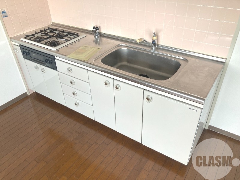 キッチン　効率よくお料理できる３口コンロ付き♪