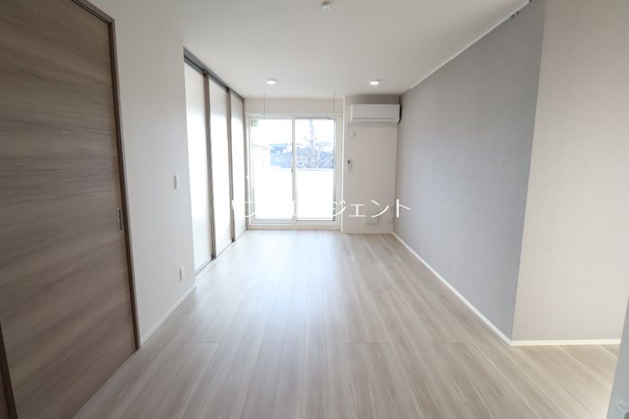 居室・リビング　南向きで明るいリビングです。LDKは広々15帖越えです。