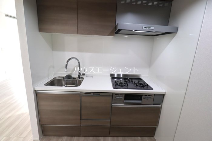 キッチン　３口ガスコンロのシステムキッチン！食洗器付です。