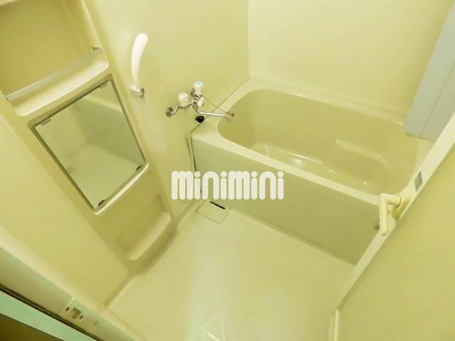 バス・シャワールーム　鏡付きのバスルーム